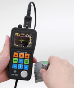 Medidor de espesor ultrasónico um-5 midiendo