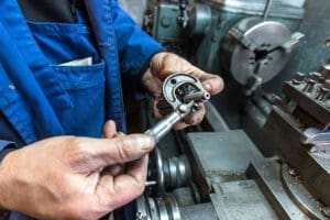 metrologia trabajador midiendo con calibrador